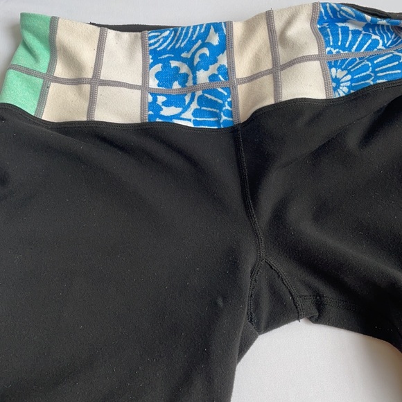 Reversable Lululemon Capris Size 4 - Picture 8 of 14